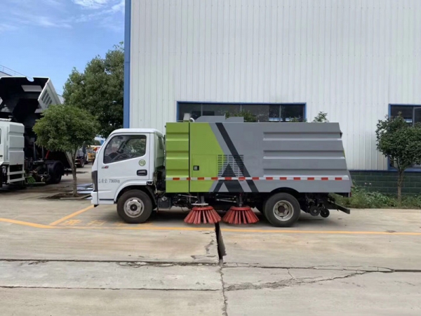 東風小多利卡掃路車（1.5方水罐，4方塵罐）