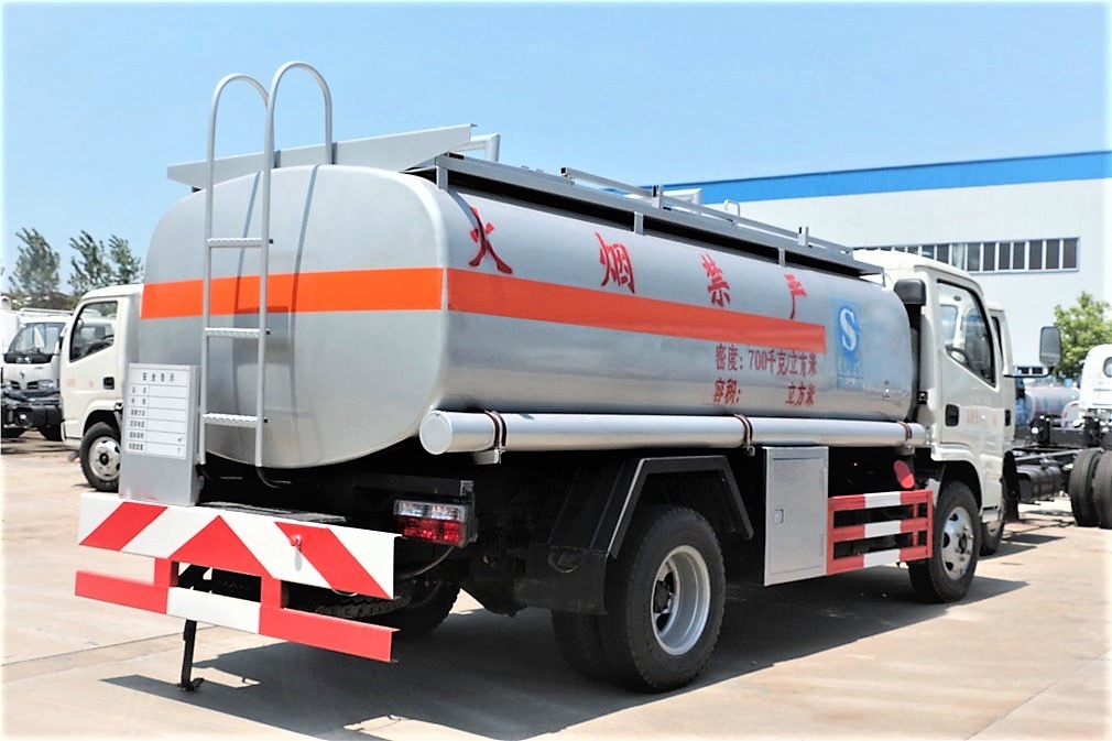 5方東風(fēng)小多利卡加油車(chē)