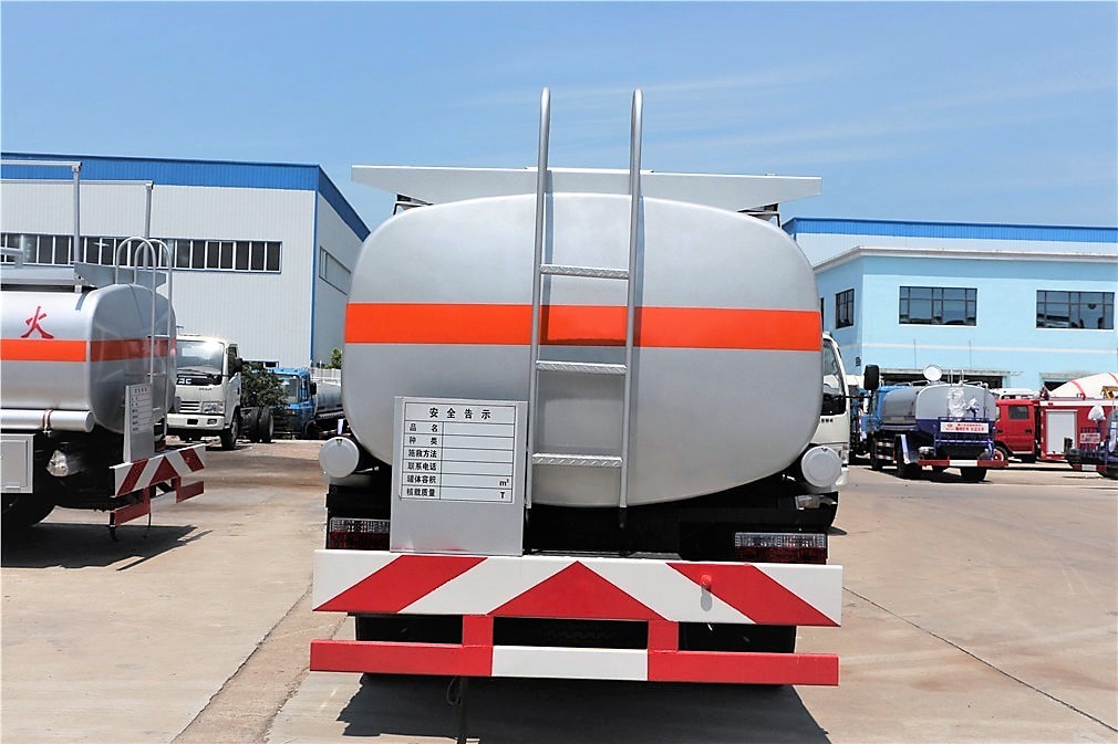 5方東風(fēng)小多利卡加油車(chē)