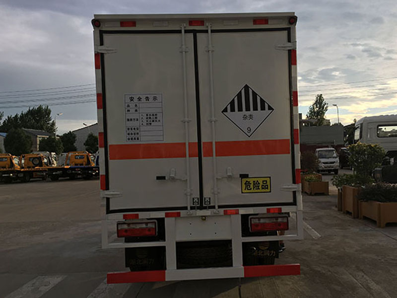 多利卡4.1米（藍(lán)牌）雜項(xiàng)危險品廂式車