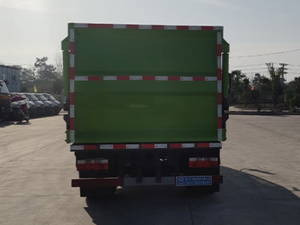 東風(fēng)小多利卡國(guó)六7.5方側(cè)裝壓縮垃圾車(chē)