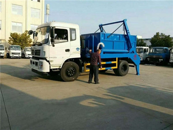 東風(fēng)153擺臂式垃圾車(8-10方)