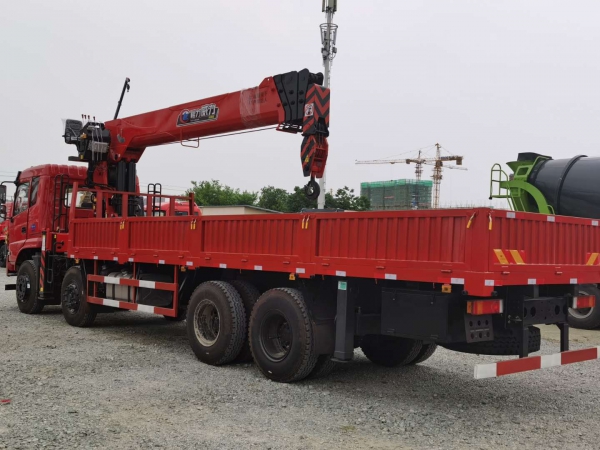 東風(fēng)D17前四后八12-16噸隨車吊