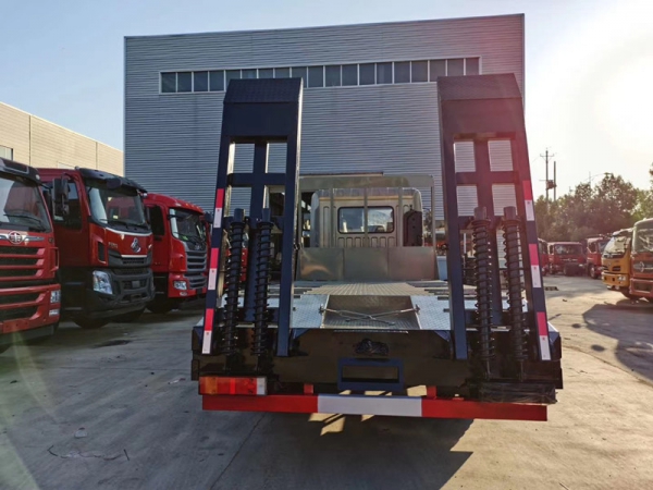 國(guó)六東風(fēng)錦程平板拖車