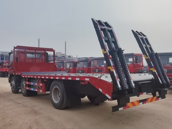 (國(guó)六)福田瑞沃小三軸平板運(yùn)輸車