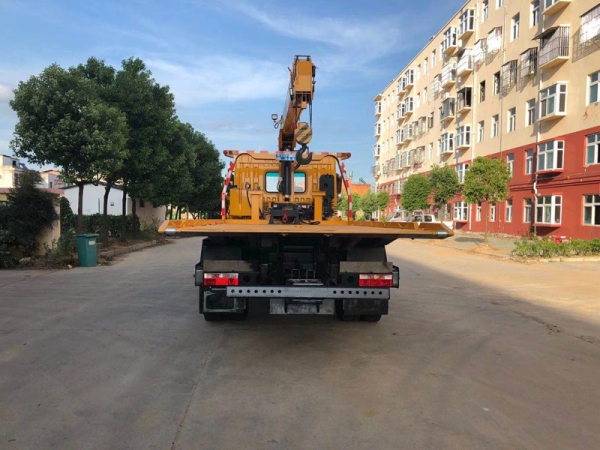 東風(fēng)D9帶吊平板清障車