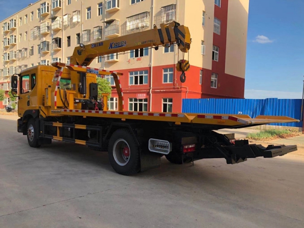 東風(fēng)D9帶吊平板清障車