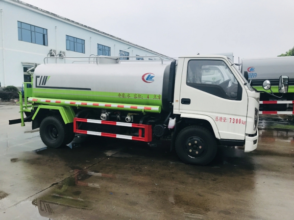 江鈴5噸灑水車(chē)廠(chǎng)家價(jià)格