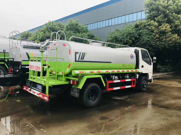 江鈴5噸灑水車(chē)廠(chǎng)家價(jià)格