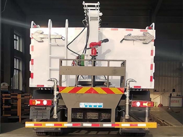 東風(fēng)四驅(qū)光伏板清洗車，8方水罐