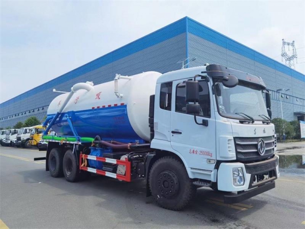 東風D17后雙橋18方吸污車，配水循環泵加10米吸污帶。