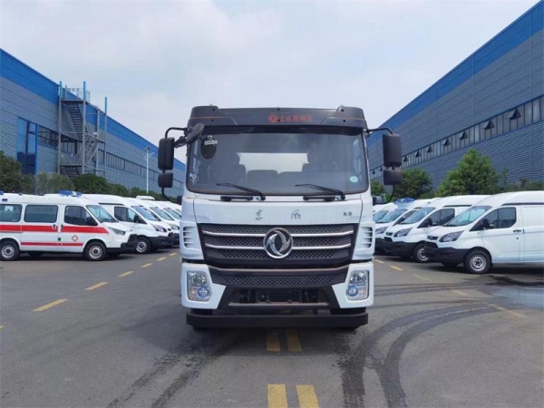 東風D17后雙橋18方吸污車，配水循環泵加10米吸污帶。