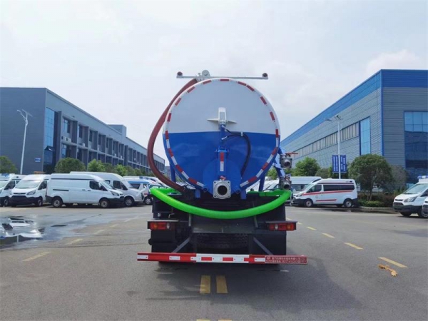 東風D17后雙橋18方吸污車，配水循環泵加10米吸污帶。