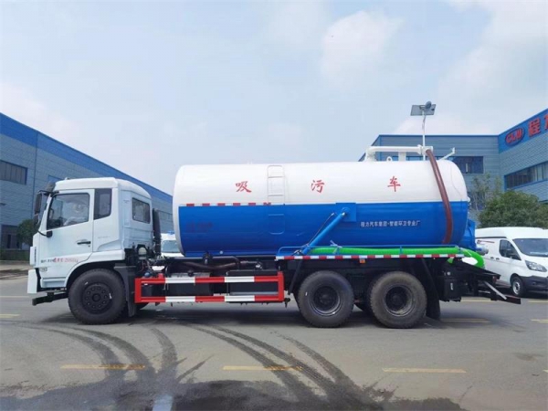 東風D17后雙橋18方吸污車，配水循環泵加10米吸污帶。