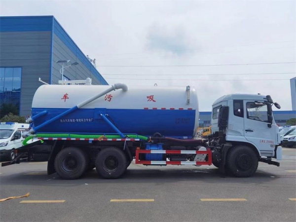 東風D17后雙橋18方吸污車，配水循環泵加10米吸污帶。