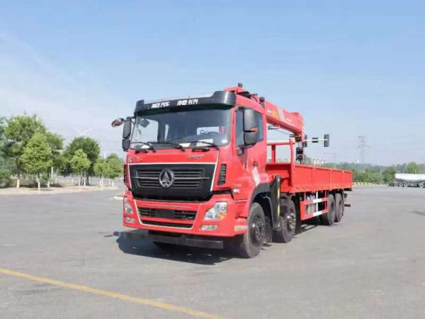 航天萬山14噸隨車吊平板運(yùn)輸車