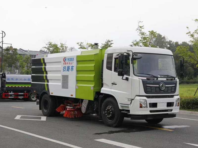 東風天錦掃路車(4方水罐8方塵罐)
